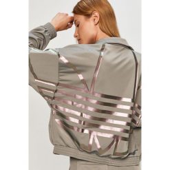 Adidas Originals - Bluza. Szare bluzy damskie adidas Originals, z nadrukiem, z poliesteru, bez rękawów, bez kaptura. Za 299,90 zł.