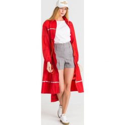 PŁASZCZ Patrizia Pepe. Czerwone kurtki damskie z nadrukiem, z materiału. Za 745,00 zł.