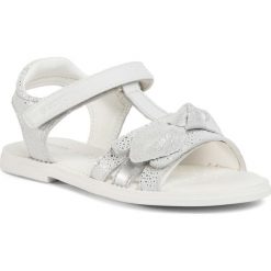 Sandały GEOX - J S.Karly G. G J0235G 007BC C1000 M White. Szare sandały dziewczęce Geox, z zamszu, bez zapięcia. W wyprzedaży za 209,00 zł.