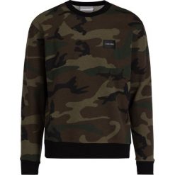 Bluza Calvin Klein All Over Camuflage K10K104510. Zielone bluzy męskie Calvin Klein, m, bez wzorów, z bawełny, bez kołnierzyka, bez rękawów, bez kaptura. W wyprzedaży za 299,00 zł.