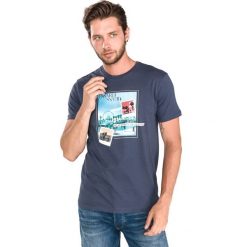 Trussardi Jeans Koszulka Niebieski. Niebieskie podkoszulki męskie Trussardi Jeans, xl, z nadrukiem, z bawełny, bez kołnierzyka, krótkie. Za 261,95 zł.