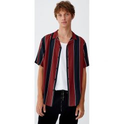 Koszula z wiskozy w szerokie bordowe paski. Czerwone koszule męskie w paski marki Pull&Bear, m, z wiskozy. Za 89,90 zł.