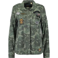 Superdry MILITARY AMBER Koszula khaki. Brązowe koszule wiązane damskie Superdry, xs, z lyocellu. Za 379,00 zł.