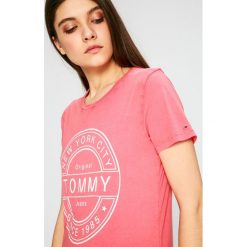Tommy Jeans - Top. Różowe topy damskie Tommy Jeans, m, z nadrukiem, z bawełny, z okrągłym kołnierzem. W wyprzedaży za 119,90 zł.