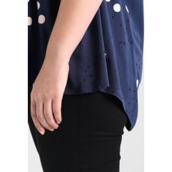 ADIA TOP VNECK WITH OUT SLEEVES PRINT WITH ROSE DOTS Bluzka blue cameo. Niebieskie bluzki damskie marki ADIA, z materiału. Za 339,00 zł.