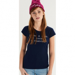 Bawełniany t-shirt z napisem - Granatowy. Niebieskie t-shirty damskie Sinsay, l, z napisami, z bawełny. Za 9,99 zł.