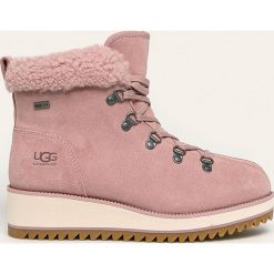 UGG - Śniegowce skórzane Birch Lace Up Shearling. Różowe śniegowce damskie Ugg, z wełny, na sznurówki. Za 899,90 zł.