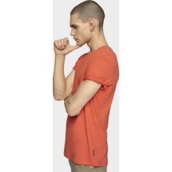 T-shirt męski TSM600 - łososiowy - Outhorn. Różowe koszulki męskie Outhorn, m, bez wzorów, bez kołnierzyka. Za 29,99 zł.