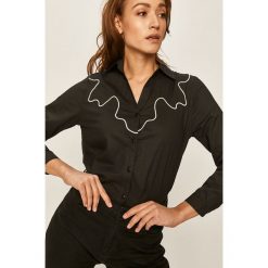 Answear - Koszula. Czarne bluzki damskie ANSWEAR, na co dzień, s, z aplikacjami, z bawełny, eleganckie, z klasycznym kołnierzykiem, z długim rękawem. W wyprzedaży za 59,90 zł.