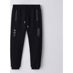 Dresowe joggery z nadrukiem - Czarny. Czarne spodnie męskie Cropp, s, z nadrukiem, z dresówki. Za 109,99 zł.