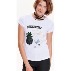 T-SHIRT DAMSKI Z NADRUKIEM. Białe t-shirty damskie TROLL, xs, z nadrukiem, z okrągłym kołnierzem. W wyprzedaży za 14,99 zł.