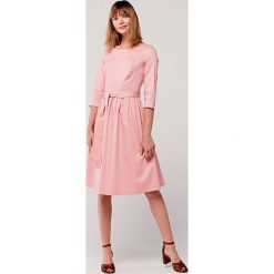 Sukienka Melia Light Rose 46 różowy. Różowe sukienki damskie s, z aplikacjami, z elastanu, rozkloszowane. Za 397,00 zł.