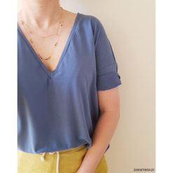 Damska koszulka z dekoltem w serek, CHINA BLUE. Niebieskie bluzki z odkrytymi ramionami Pakamera, z tkaniny, z dekoltem w serek. Za 139,00 zł.