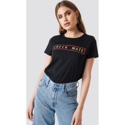 Moves x NA-KD T-shirt Lulu - Black. Czarne t-shirty damskie marki Moves x NA-KD, z nadrukiem, z materiału, z okrągłym kołnierzem. W wyprzedaży za 48,78 zł.