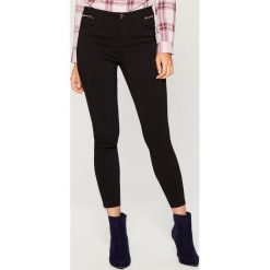 Spodnie skinny z zamkami - Czarny. Czarne spodnie damskie Mohito, bez wzorów, z jeansu. Za 119,99 zł.