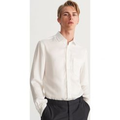 Koszula Heroes - Biały. Białe koszule męskie Reserved, s, bez wzorów, bez kołnierzyka, bez rękawów. Za 139,99 zł.
