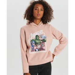 Bluza Avengers - Kremowy. Białe bluzy damskie Cropp, s, z motywem z bajki, bez rękawów, bez kaptura. W wyprzedaży za 39,99 zł.