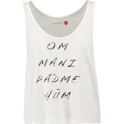 Yogasearcher LOTA Top off white. Białe topy sportowe damskie Yogasearcher, s, z bawełny. W wyprzedaży za 177,65 zł.