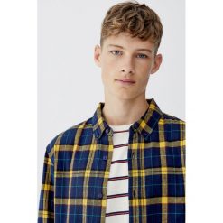 Flanelowa koszula w żółtą kratkę. Żółte koszule męskie Pull&Bear, m, w kratkę, bez kołnierzyka, z długim rękawem. Za 89,90 zł.