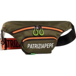 Saszetka nerka PATRIZIA PEPE - 2V9832/A344-G492 Industrial Green. Zielone nerki damskie Patrizia Pepe, bez wzorów, z materiału, młodzieżowe, bez dodatków. Za 719,00 zł.