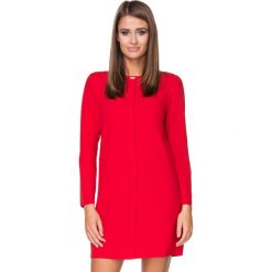 Czerwona Sukienka Elegancka z Plisą na Przodzie. Czerwone sukienki balowe marki Molly.pl, na co dzień, l, z elastanu, z klasycznym kołnierzykiem, oversize. Za 139,90 zł.
