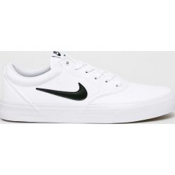 Nike - Buty SB Charge Slr. Białe sneakersy męskie Nike, z okrągłym noskiem, na sznurówki. Za 229,90 zł.