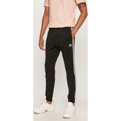 Adidas Originals - Spodnie. Czarne spodnie męskie adidas Originals, xl, z aplikacjami, z bawełny. Za 249,90 zł.