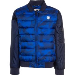 Timberland Kurtka przejściowa marine. Niebieskie kurtki męskie marki Timberland, z materiału, marine. W wyprzedaży za 342,30 zł.