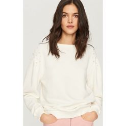 Bluzy damskie: Bluza z perełkami na ramionach – Kremowy