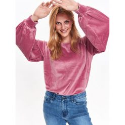 BLUZA DAMSKA Z WELURU, Z BUFIASTYMI RĘKAWAMI. Różowe bluzy damskie Top Secret, na zimę, bez wzorów, z jeansu, bez rękawów, bez kaptura. W wyprzedaży za 39,99 zł.