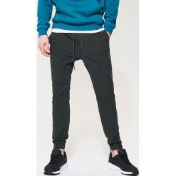 Joggery męskie: Materiałowe joggery – Szary