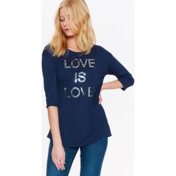 T-SHIRT RĘKAW 3/4 DAMSKI, Z BŁYSZCZĄCYM NAPISEM. Niebieskie t-shirty damskie marki Top Secret, z aplikacjami, eleganckie. W wyprzedaży za 19,99 zł.