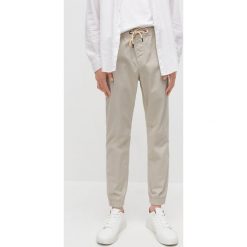 Spodnie jogger -. Spodnie męskie Reserved, bez wzorów. Za 109,99 zł.