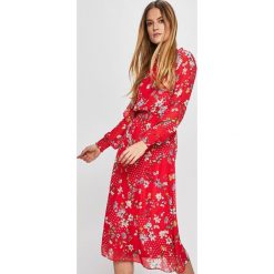 Answear - Sukienka Secret Garden. Czerwone sukienki damskie ANSWEAR, na co dzień, s, bez wzorów, z poliesteru, casualowe, bez kołnierzyka, z długim rękawem, długie, midi, rozkloszowane. W wyprzedaży za 89,90 zł.