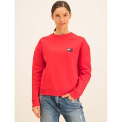 Bluza Tommy Jeans Badge Crew DW0DW07786. Różowe bluzy damskie Tommy Jeans, s, bez wzorów, z bawełny, bez rękawów, bez kaptura. Za 399,00 zł.