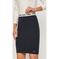 Tommy Jeans - Spódnica. Niebieskie spódniczki damskie Tommy Jeans, na co dzień, s, z nadrukiem, z elastanu, casualowe, mini, ołówkowe. Za 269,90 zł.