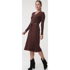 Brązowa Sukienka Bellara. Pomarańczowe sukienki damskie Born2be, s, bez wzorów, eleganckie, z klasycznym kołnierzykiem, bez rękawów, długie, midi, rozkloszowane. Za 229,99 zł.