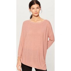 Brokatowy sweter z asymetrycznym dołem - Różowy. Różowe swetry damskie Mohito, s, bez wzorów, bez rękawów, bez kaptura. Za 89,99 zł.