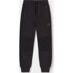 Joggery z przeszyciami -. Spodnie męskie Reserved, bez wzorów. Za 69,99 zł.