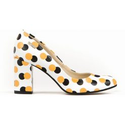 Czółenka w kropki - skóra naturalna - model 042 - kolor żółte kropki. Żółte czółenka damskie Zapato, na co dzień, bez wzorów, z jeansu, z okrągłym noskiem, bez obcasa, na obcasie. Za 319,00 zł.