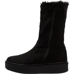 Buffalo Kozaki na platformie black. Czarne kozaki damskie marki Buffalo, z tworzywa sztucznego, na platformie. W wyprzedaży za 203,40 zł.