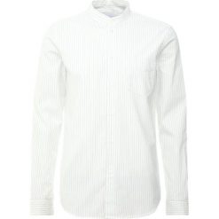 Samsøe & Samsøe LIAM Koszula white. Białe koszule męskie marki Samsøe & Samsøe, m, bez wzorów, z elastanu, bez kołnierzyka, bez rękawów. Za 369,00 zł.