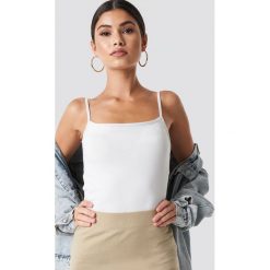 Nicki x NA-KD Szeroki top na ramiączkach - White. Białe topy damskie marki Nicki x NA-KD, bez wzorów, bez kołnierzyka. Za 80,95 zł.