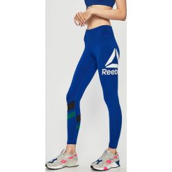 Reebok - Legginsy. Niebieskie spodnie damskie Reebok, s, z nadrukiem, z elastanu. Za 159,90 zł.