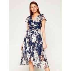 Sukienka koktajlowa DKNY DD9KT154. Niebieskie sukienki damskie DKNY, bez wzorów, z poliesteru, wizytowe, bez kołnierzyka, bez rękawów. W wyprzedaży za 509,00 zł.