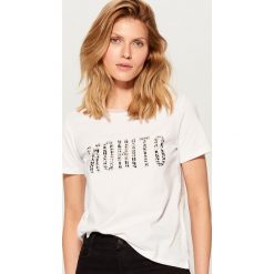 Koszulka z logo Biały. Białe t-shirty damskie marki Mohito, s. Za 49,99 zł.