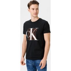Calvin Klein Koszulka Czarny. Czarne podkoszulki męskie Calvin Klein, xl, z nadrukiem, z bawełny, bez kołnierzyka, krótkie. Za 204,95 zł.