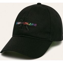 Calvin Klein - Czapka. Czarne czapki damskie Calvin Klein, z aplikacjami, z bawełny. W wyprzedaży za 159,90 zł.