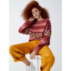 Cieniowany sweter z szydełkową wstawką. Czerwone swetry damskie Pull&Bear, bez wzorów, bez rękawów, bez kaptura. Za 139,00 zł.