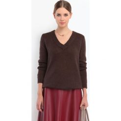 SWETER DŁUGI RĘKAW DAMSKI W SEREK. Brązowe bez kategorii marki Top Secret, na jesień, z dekoltem w serek. Za 49,99 zł.